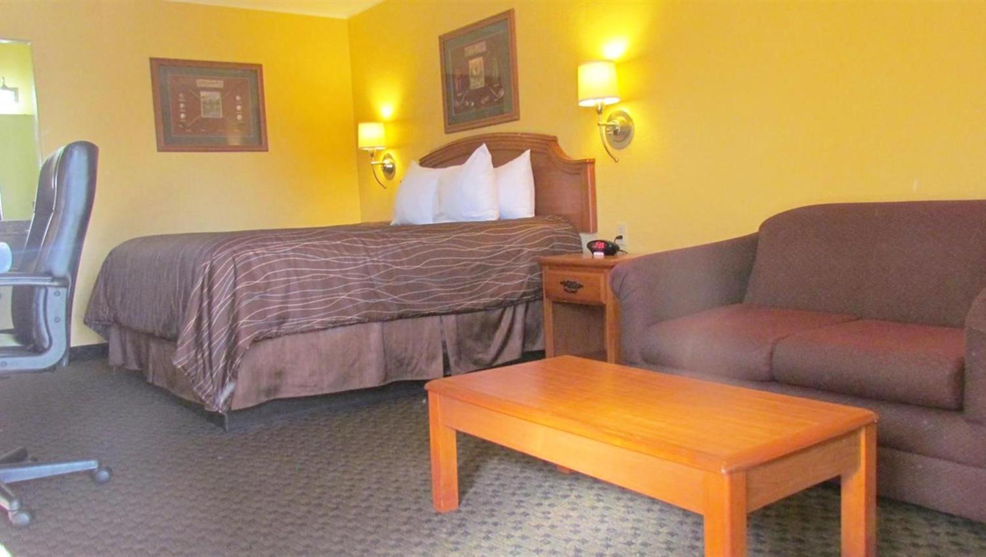 Xecutive Inn And Suites Center Εξωτερικό φωτογραφία
